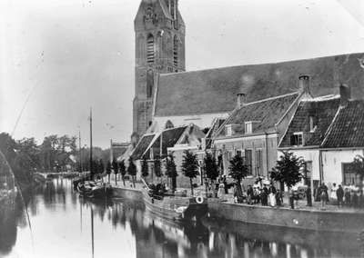 127624 Gezicht op de Hollandsche IJssel en de Noord-IJsselkade te Oudewater, met op de achtergrond de St.-Michaëlskerk ...